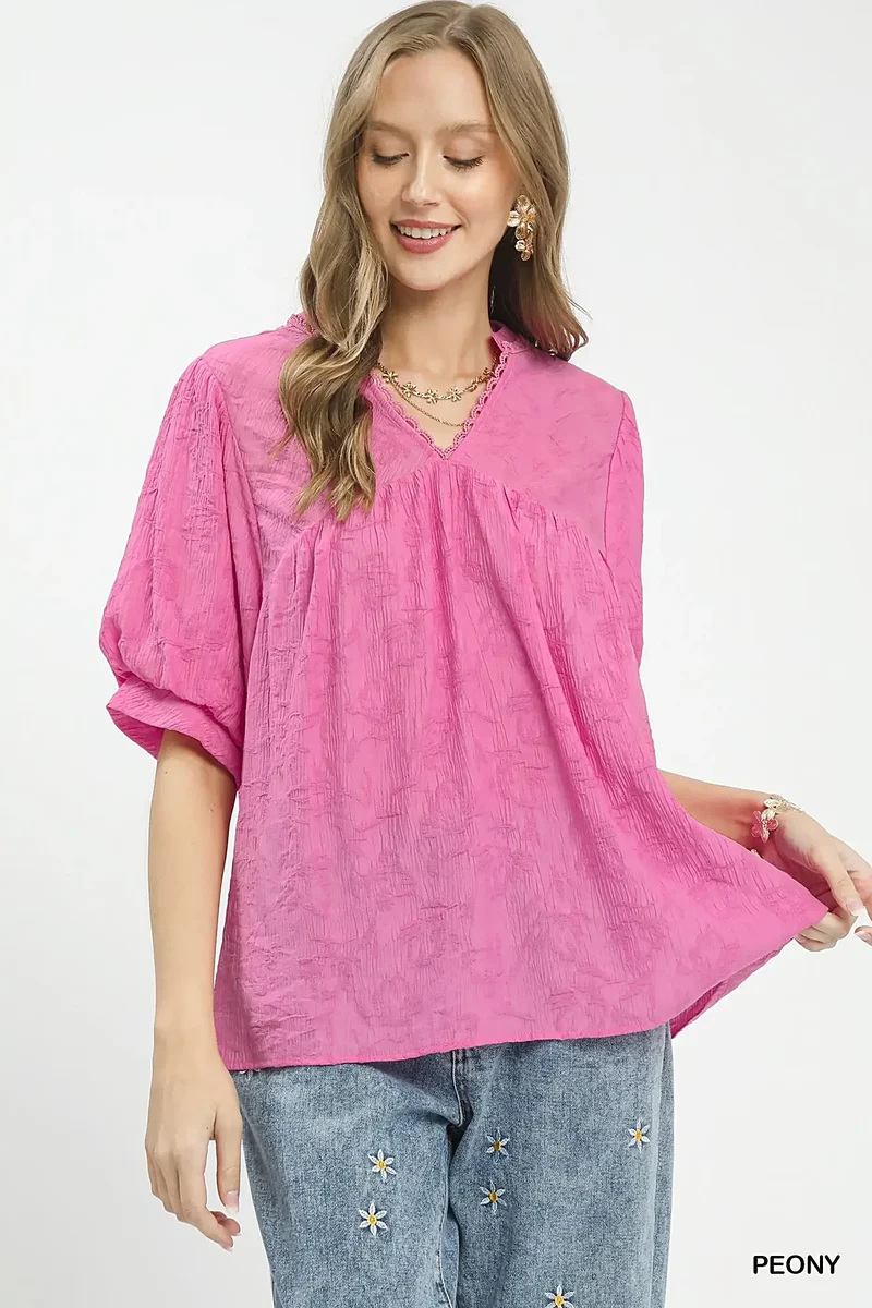 Boheemse kanten blouse met gekreukeld patroon en V-hals, elegante wijdvallende mouwen.