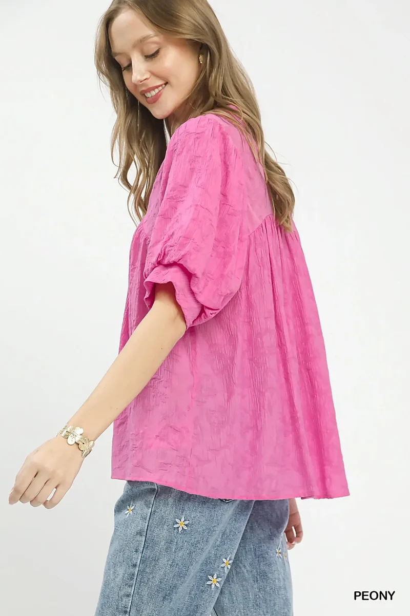 Boheemse kanten blouse met gekreukeld patroon en V-hals, elegante wijdvallende mouwen.