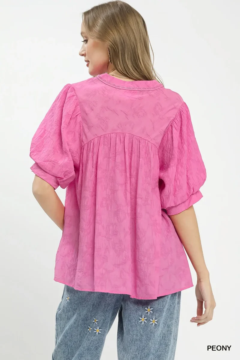 Boheemse kanten blouse met gekreukeld patroon en V-hals, elegante wijdvallende mouwen.