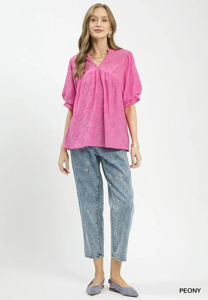 Boheemse kanten blouse met gekreukeld patroon en V-hals, elegante wijdvallende mouwen.