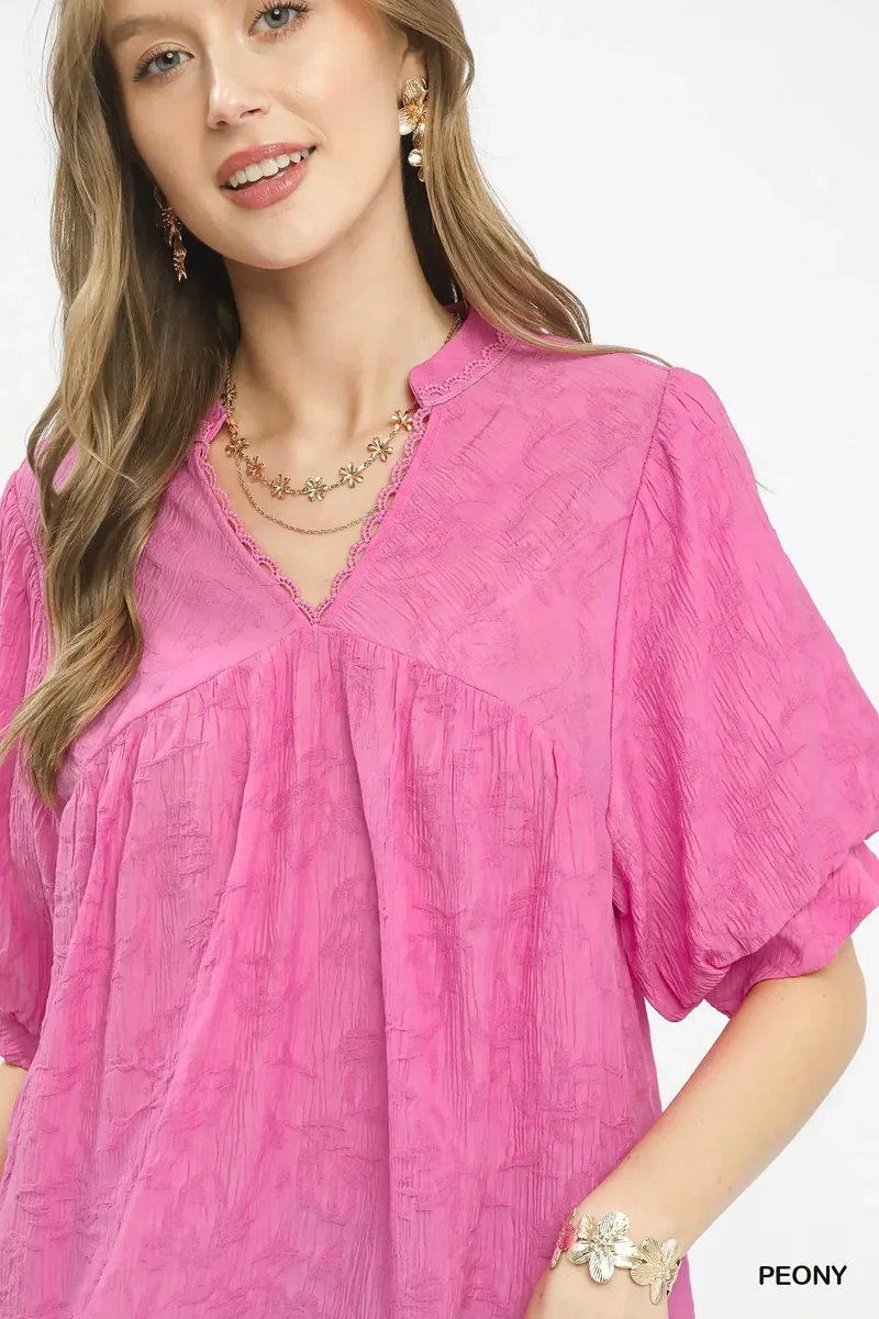 Boheemse kanten blouse met gekreukeld patroon en V-hals, elegante wijdvallende mouwen.