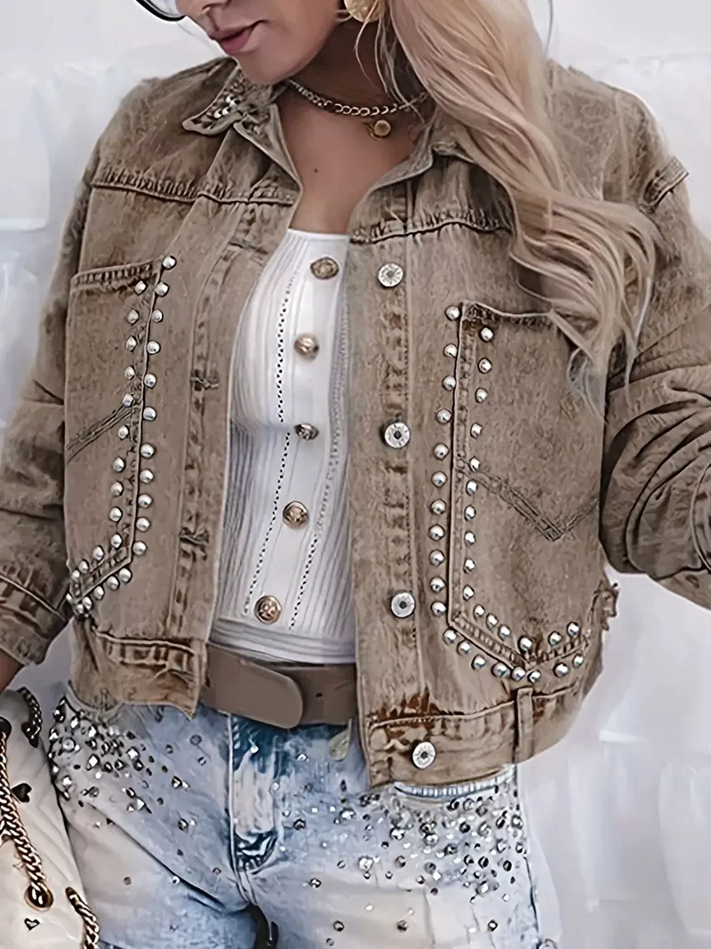Elegant spijkerjack met studs, knoopsluiting en zakken.