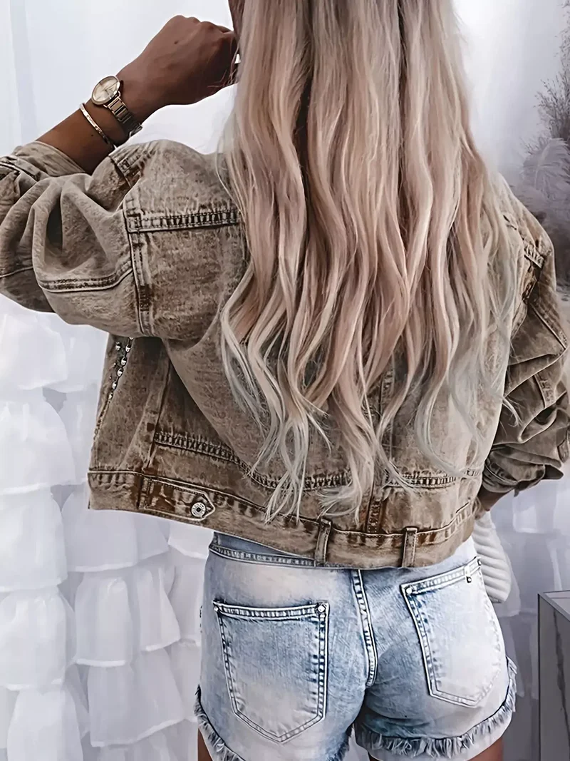 Elegant spijkerjack met studs, knoopsluiting en zakken.