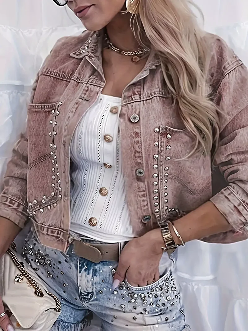 Elegant spijkerjack met studs, knoopsluiting en zakken.