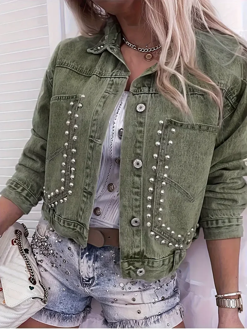 Elegant spijkerjack met studs, knoopsluiting en zakken.