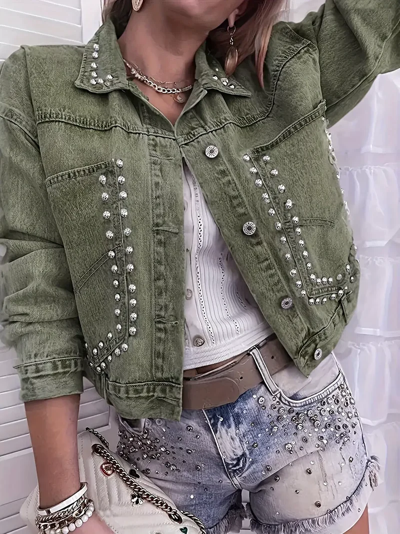 Elegant spijkerjack met studs, knoopsluiting en zakken.