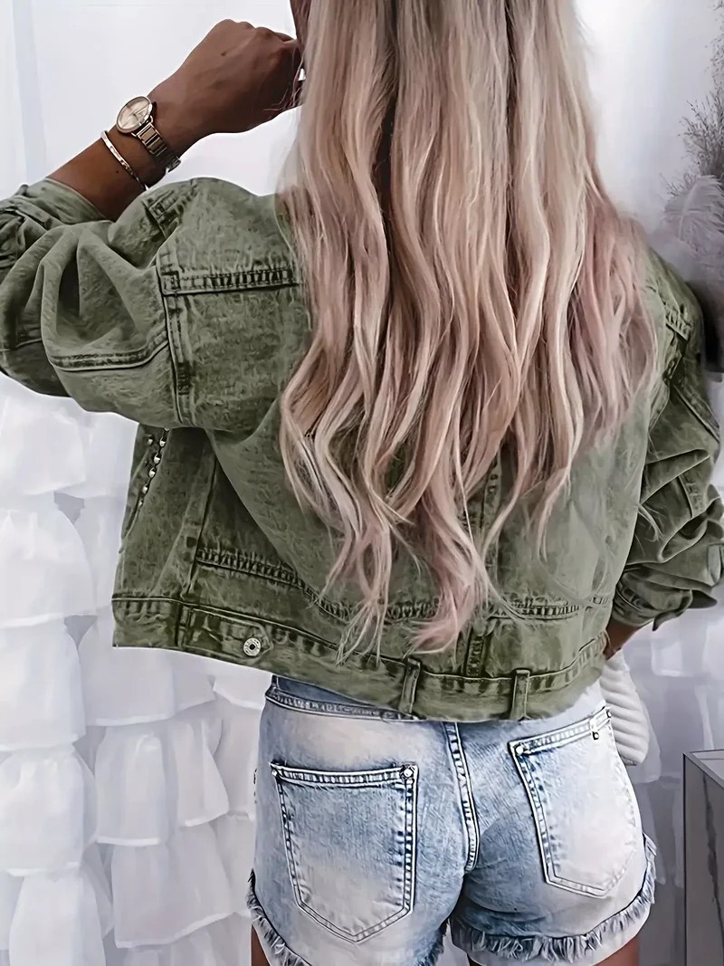 Elegant spijkerjack met studs, knoopsluiting en zakken.