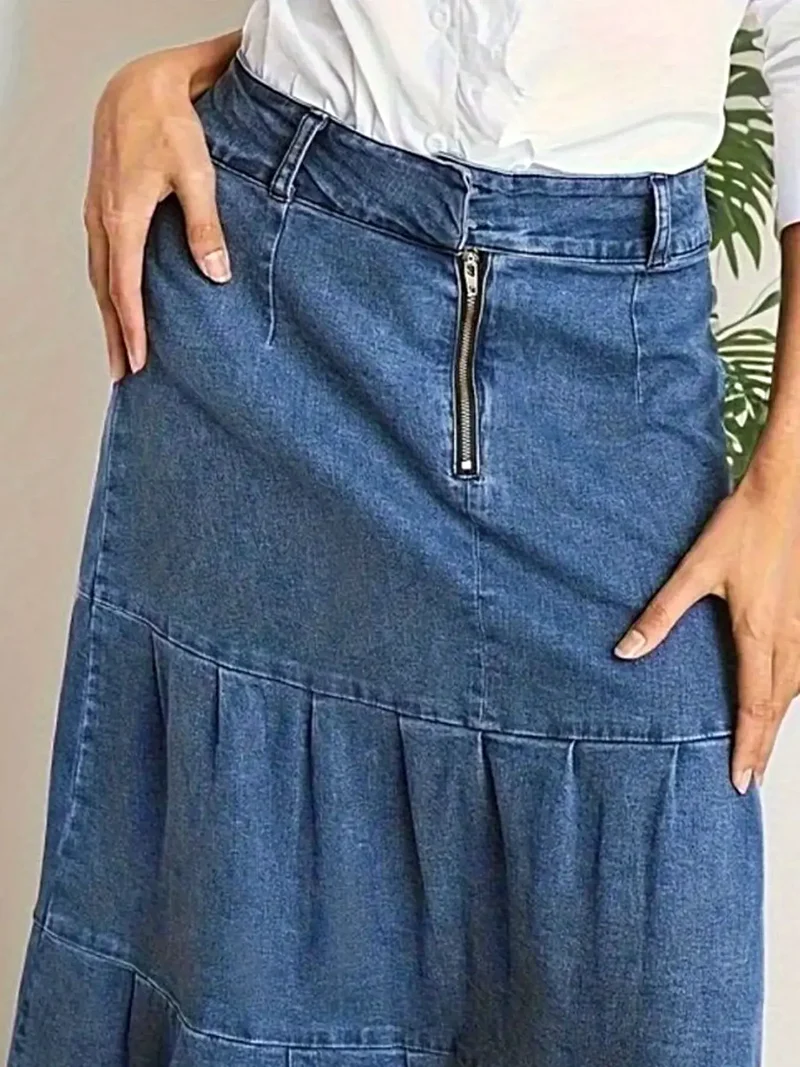 Luxe maxi-rok van denim met meerdere lagen, ritssluiting en plooien.