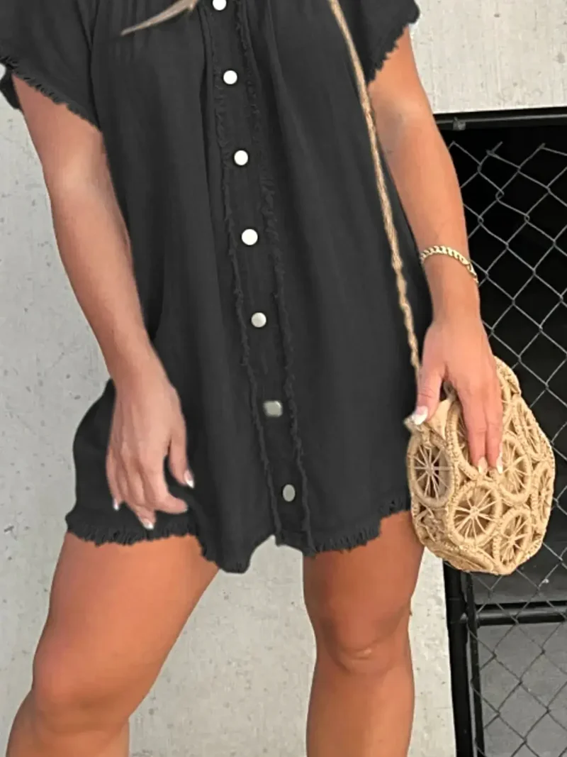 Plus size mini-jurk met onafgewerkte zoom en knoopjes - Elegantie van licht elastische denim