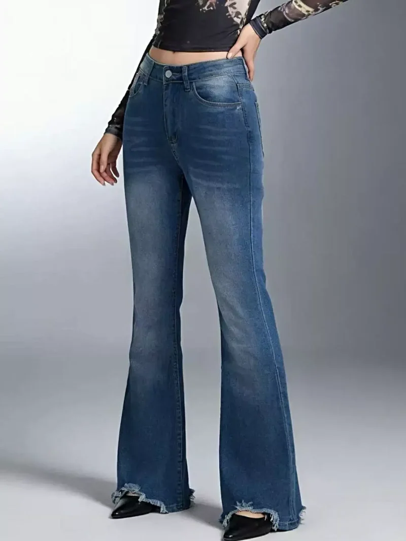Stijlvolle jeans met rafelige zoom - Hoog model met uitlopende pijpen, stretch en zakken.