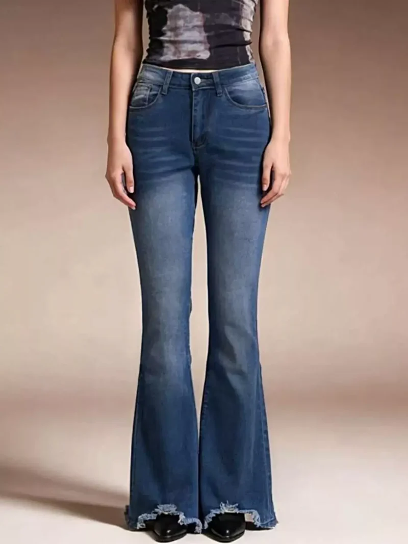 Stijlvolle jeans met rafelige zoom - Hoog model met uitlopende pijpen, stretch en zakken.