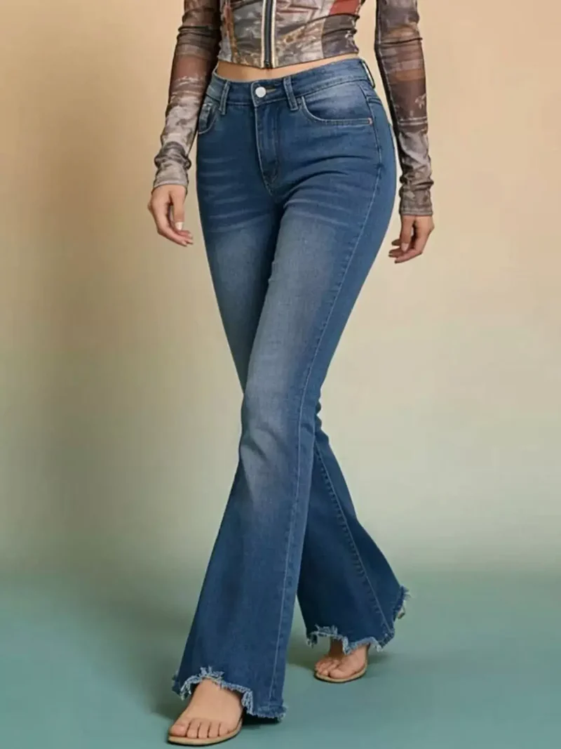Stijlvolle jeans met rafelige zoom - Hoog model met uitlopende pijpen, stretch en zakken.