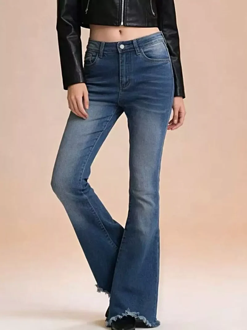 Stijlvolle jeans met rafelige zoom - Hoog model met uitlopende pijpen, stretch en zakken.
