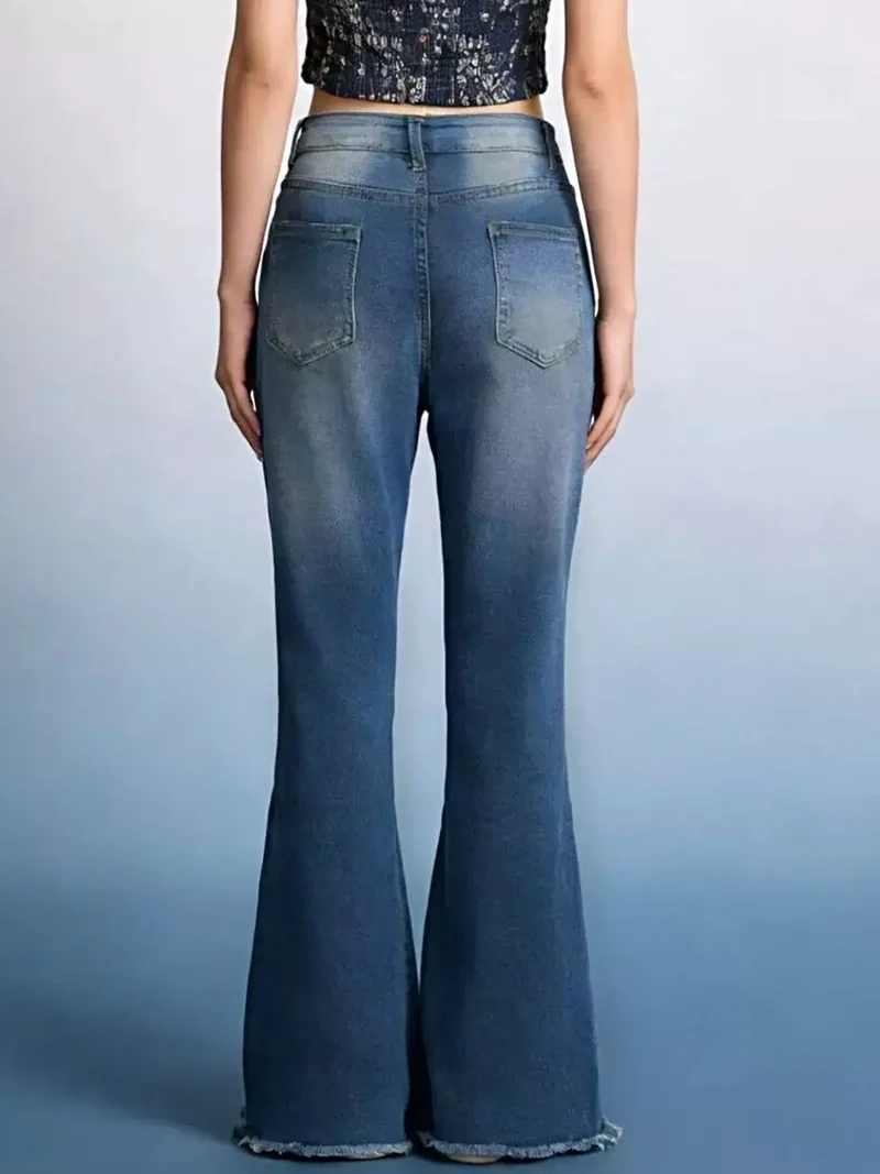 Stijlvolle jeans met rafelige zoom - Hoog model met uitlopende pijpen, stretch en zakken.