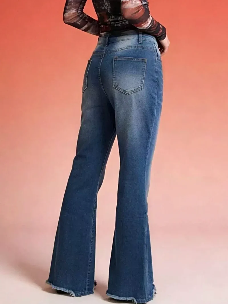 Stijlvolle jeans met rafelige zoom - Hoog model met uitlopende pijpen, stretch en zakken.