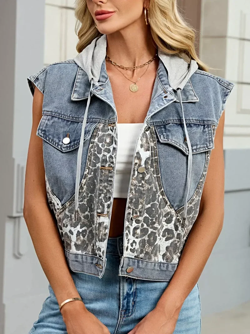 Denim vest met capuchon voor dames, met luipaardprint, zakken en knoopsluiting – chique casual laagjeslook