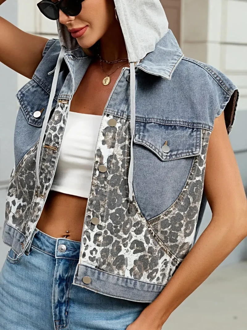 Denim vest met capuchon voor dames, met luipaardprint, zakken en knoopsluiting – chique casual laagjeslook