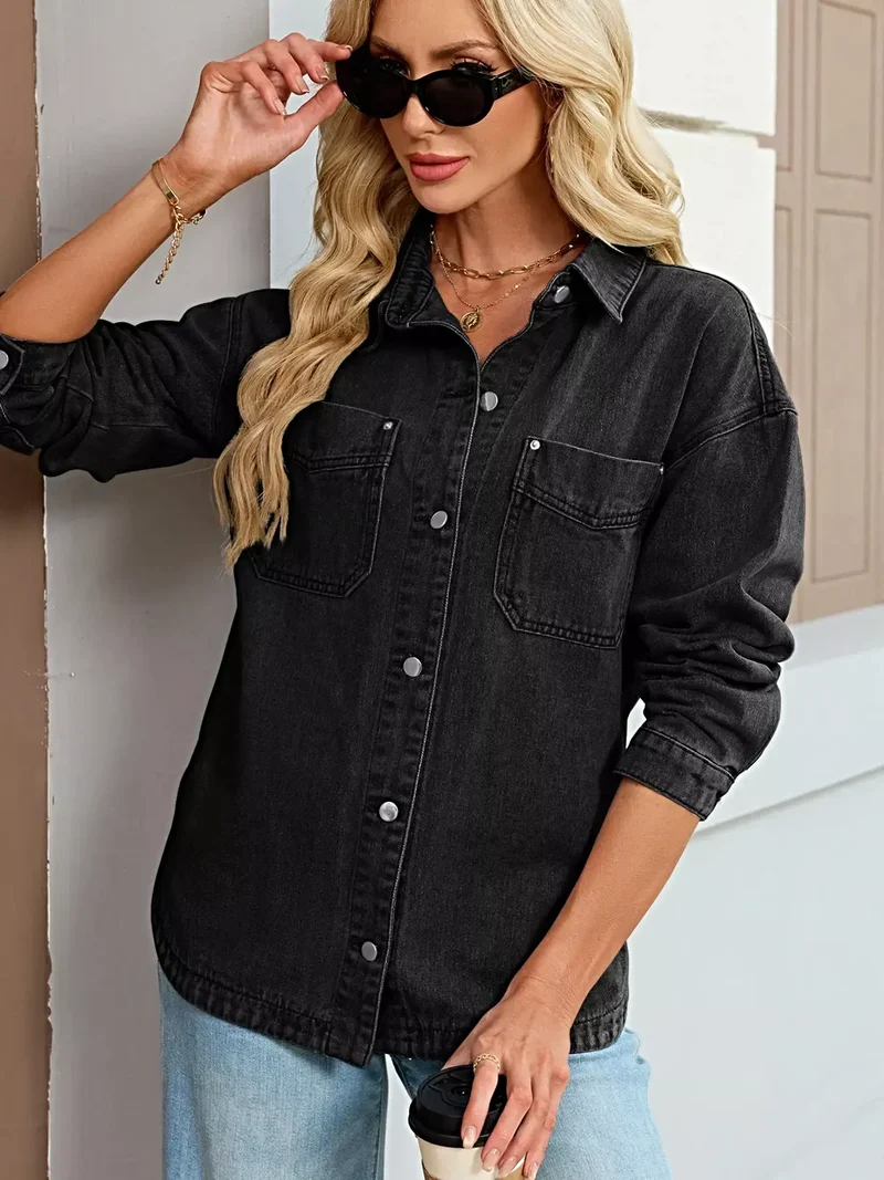 Luxe denimjas met verlaagde schouders, knoopsluiting en zakken.