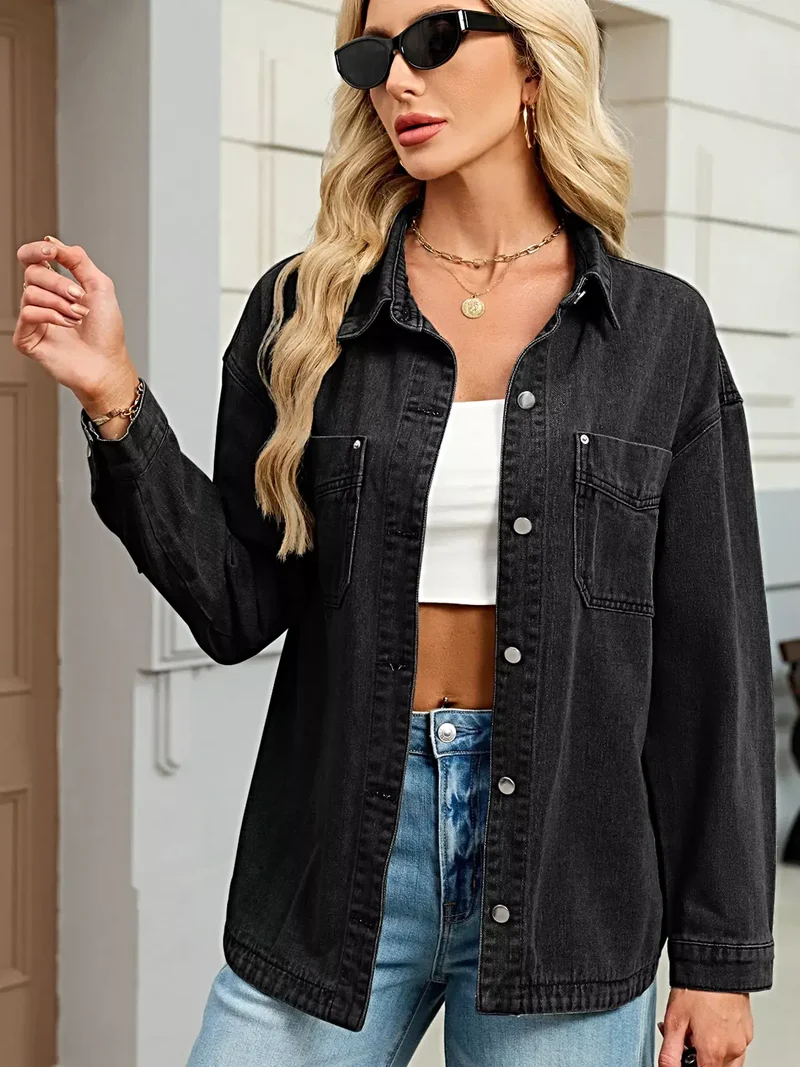 Luxe denimjas met verlaagde schouders, knoopsluiting en zakken.
