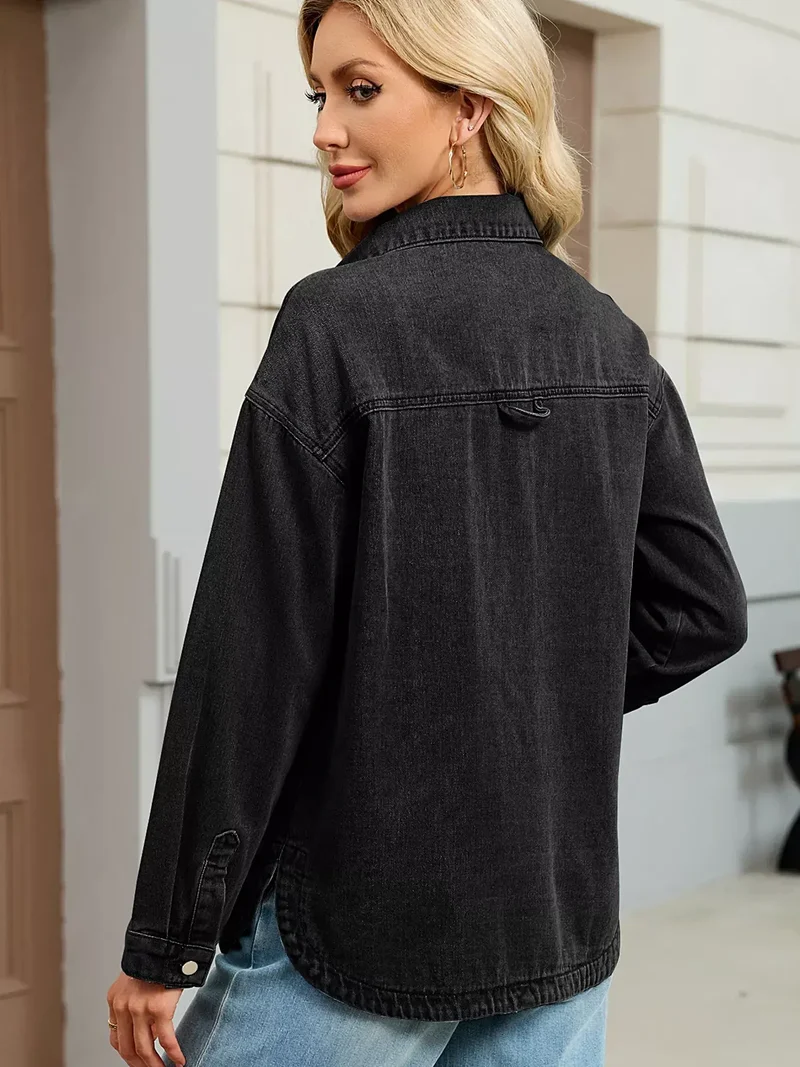 Luxe denimjas met verlaagde schouders, knoopsluiting en zakken.