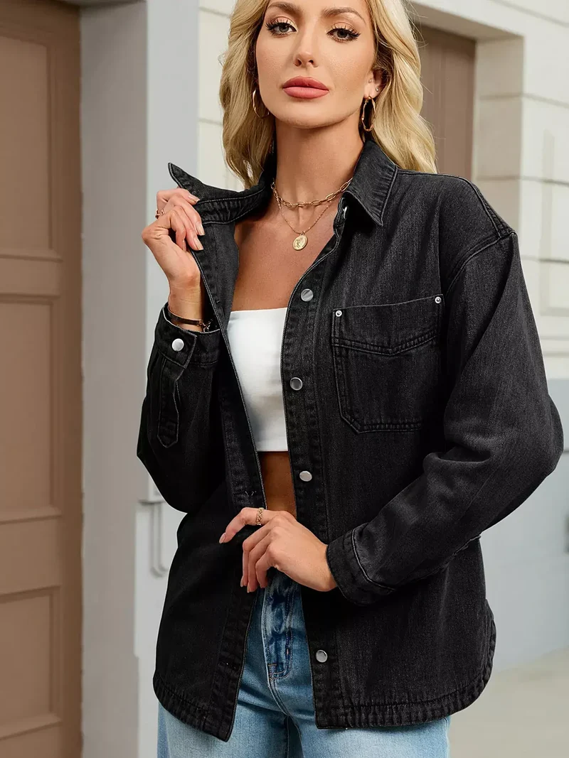 Luxe denimjas met verlaagde schouders, knoopsluiting en zakken.