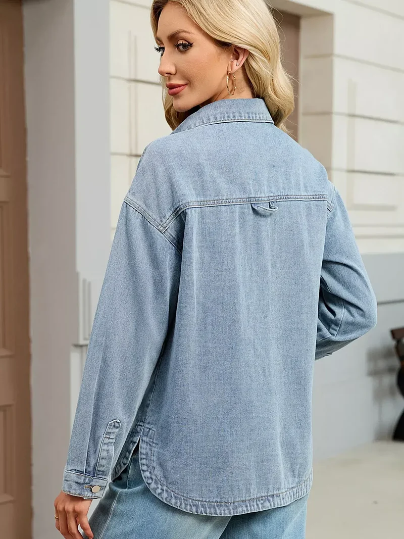 Luxe denimjas met verlaagde schouders, knoopsluiting en zakken.