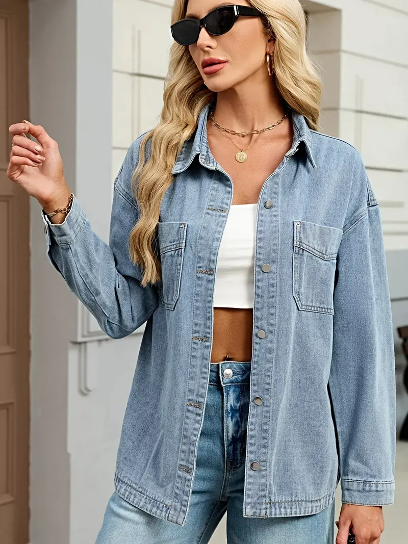 Luxe denimjas met verlaagde schouders, knoopsluiting en zakken.