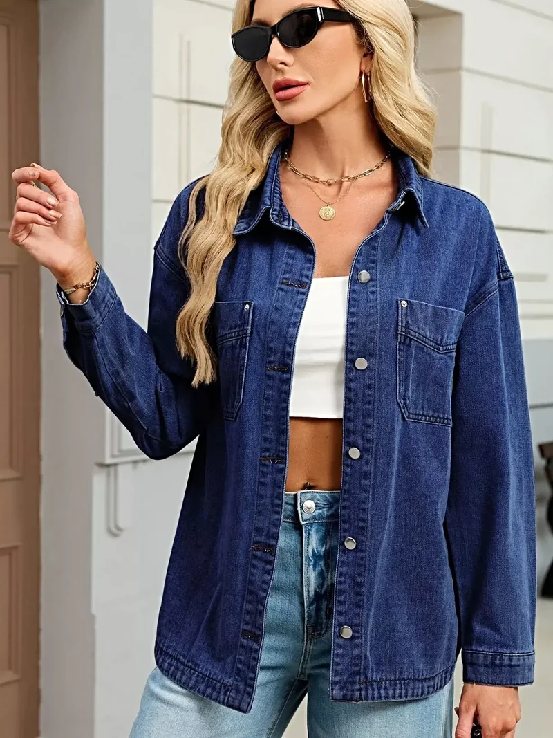 Luxe denimjas met verlaagde schouders, knoopsluiting en zakken.