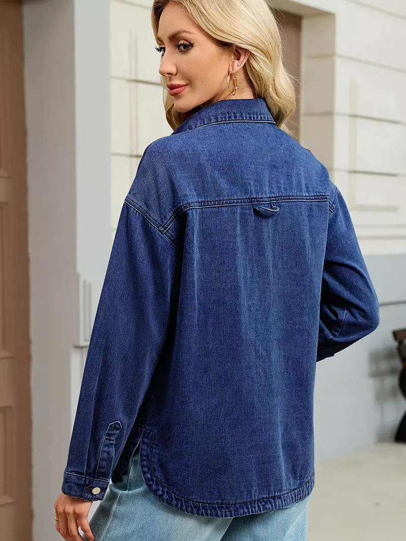 Luxe denimjas met verlaagde schouders, knoopsluiting en zakken.