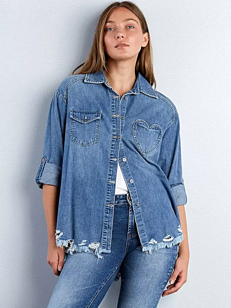 Denim overhemd met gerafelde zoom, opgerolde mouwen, verwassen look en zakken met knoopsluiting.