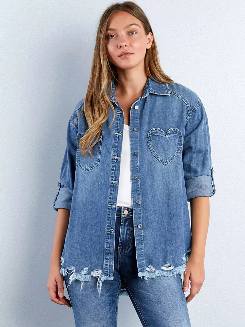 Denim overhemd met gerafelde zoom, opgerolde mouwen, verwassen look en zakken met knoopsluiting.
