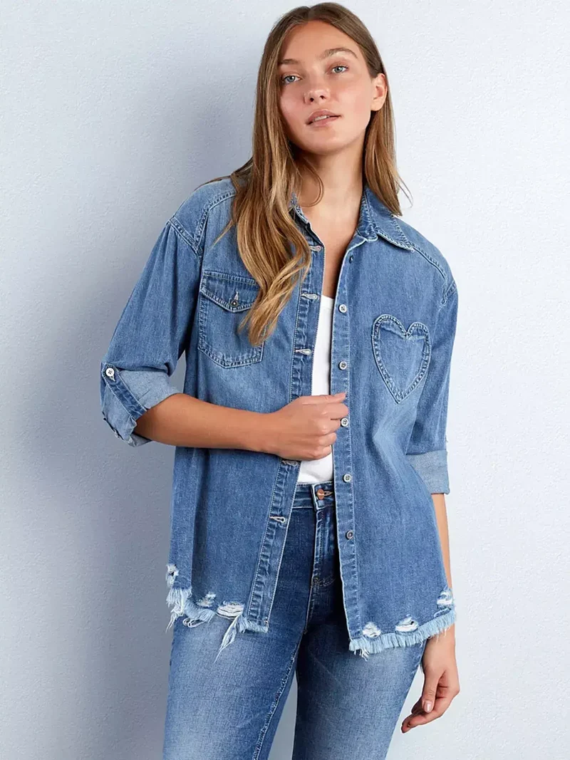 Denim overhemd met gerafelde zoom, opgerolde mouwen, verwassen look en zakken met knoopsluiting.