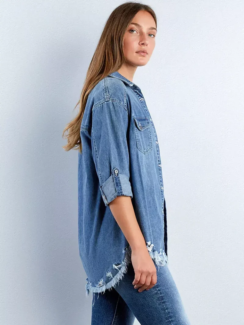 Denim overhemd met gerafelde zoom, opgerolde mouwen, verwassen look en zakken met knoopsluiting.