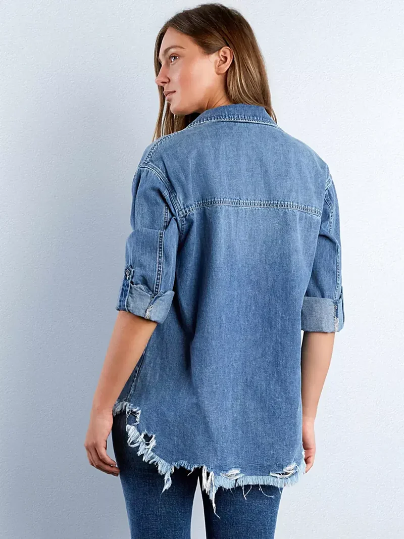 Denim overhemd met gerafelde zoom, opgerolde mouwen, verwassen look en zakken met knoopsluiting.