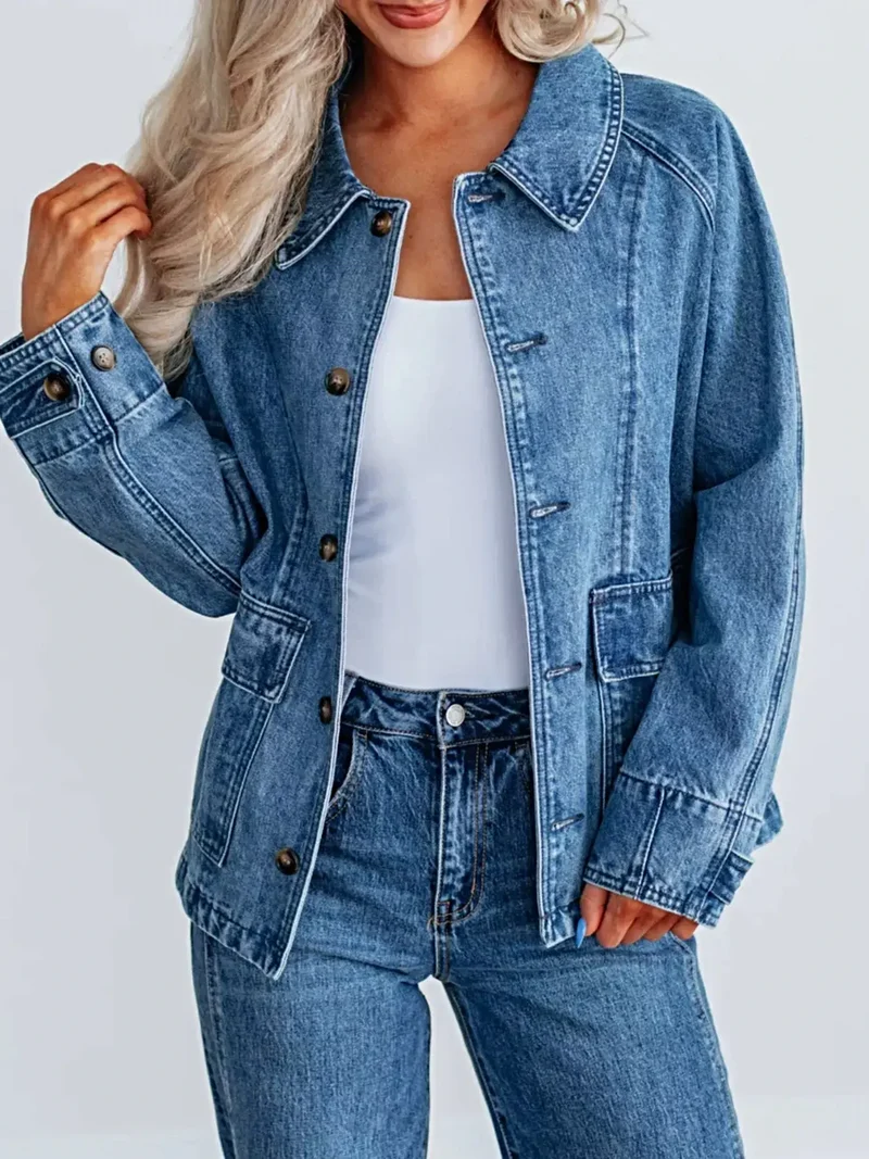 Chique spijkerjas met knoopsluiting, oversized pasvorm en zakken voor een moeiteloze stijl.