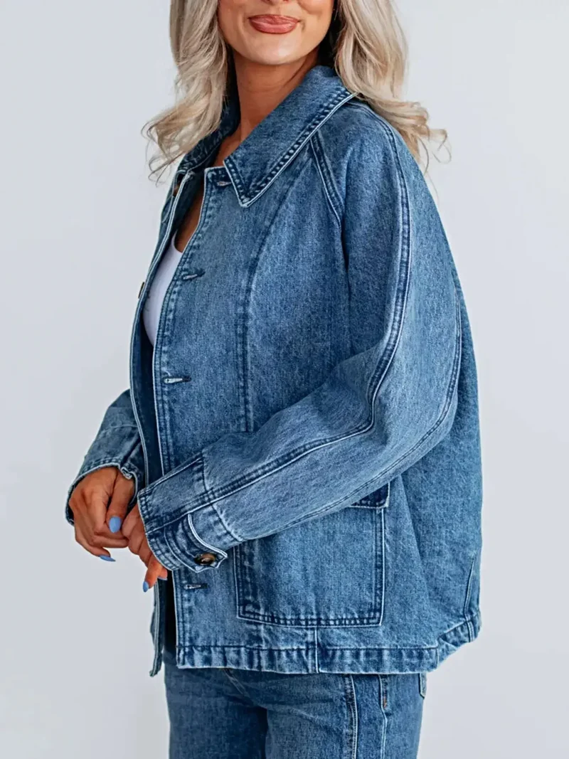 Chique spijkerjas met knoopsluiting, oversized pasvorm en zakken voor een moeiteloze stijl.
