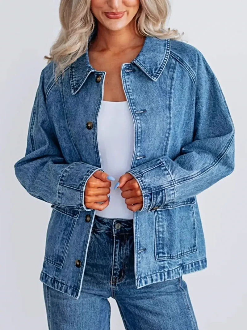 Chique spijkerjas met knoopsluiting, oversized pasvorm en zakken voor een moeiteloze stijl.