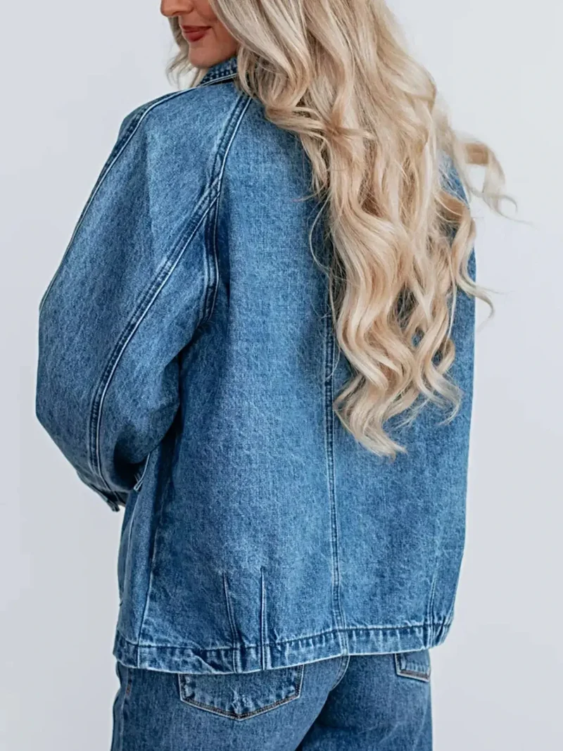 Chique spijkerjas met knoopsluiting, oversized pasvorm en zakken voor een moeiteloze stijl.
