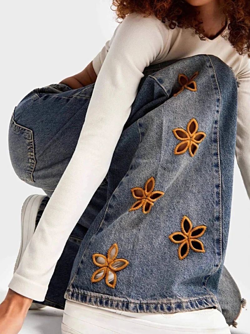 Chique jeans met geborduurde bloemen en wijde pijpen met een verwassen look, 100% katoen