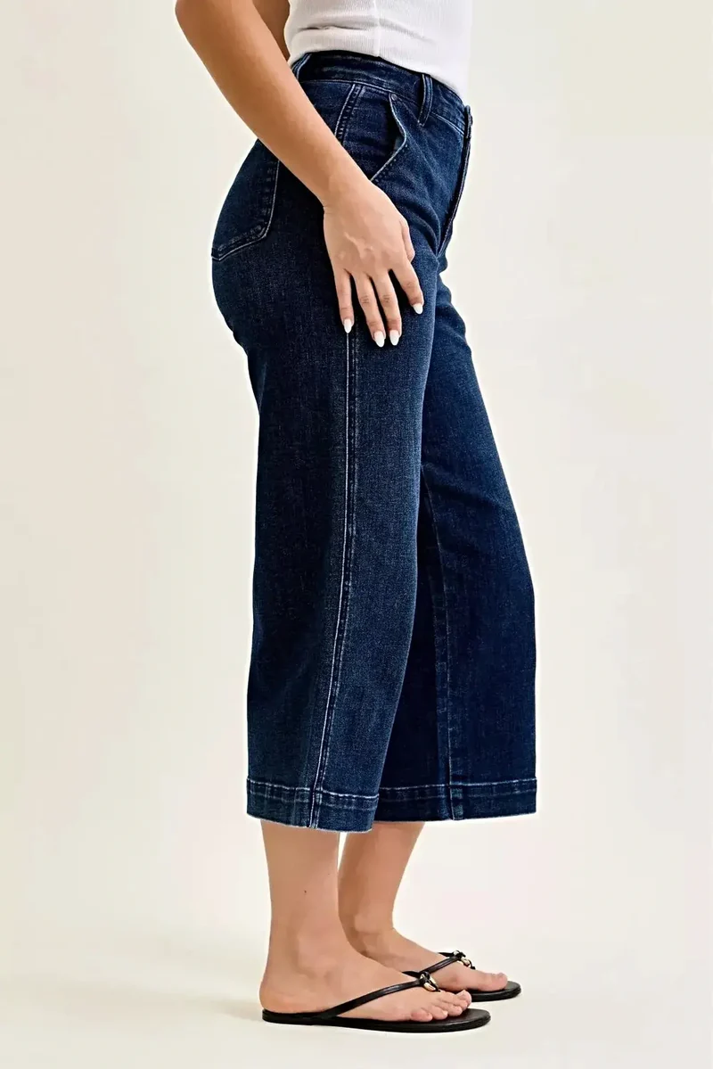 Judy Blue High Waist Wide Jeans - Flatterende hoge taille met taps toelopende pijpen voor een moderne stijl