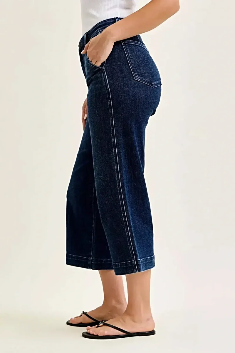 Judy Blue High Waist Wide Jeans - Flatterende hoge taille met taps toelopende pijpen voor een moderne stijl