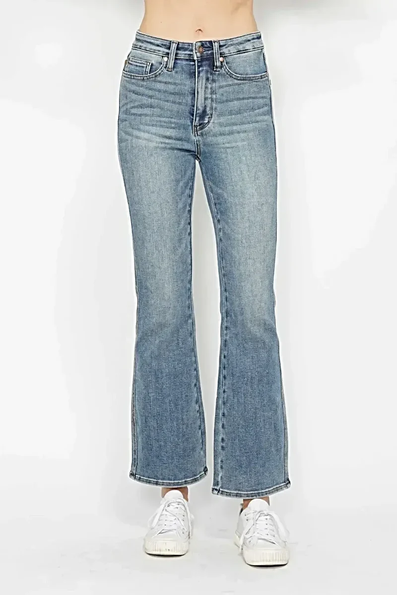 Judy Blue Plus Size jeans met buikcorrectie, geborduurde achterzakken en bootcut model.
