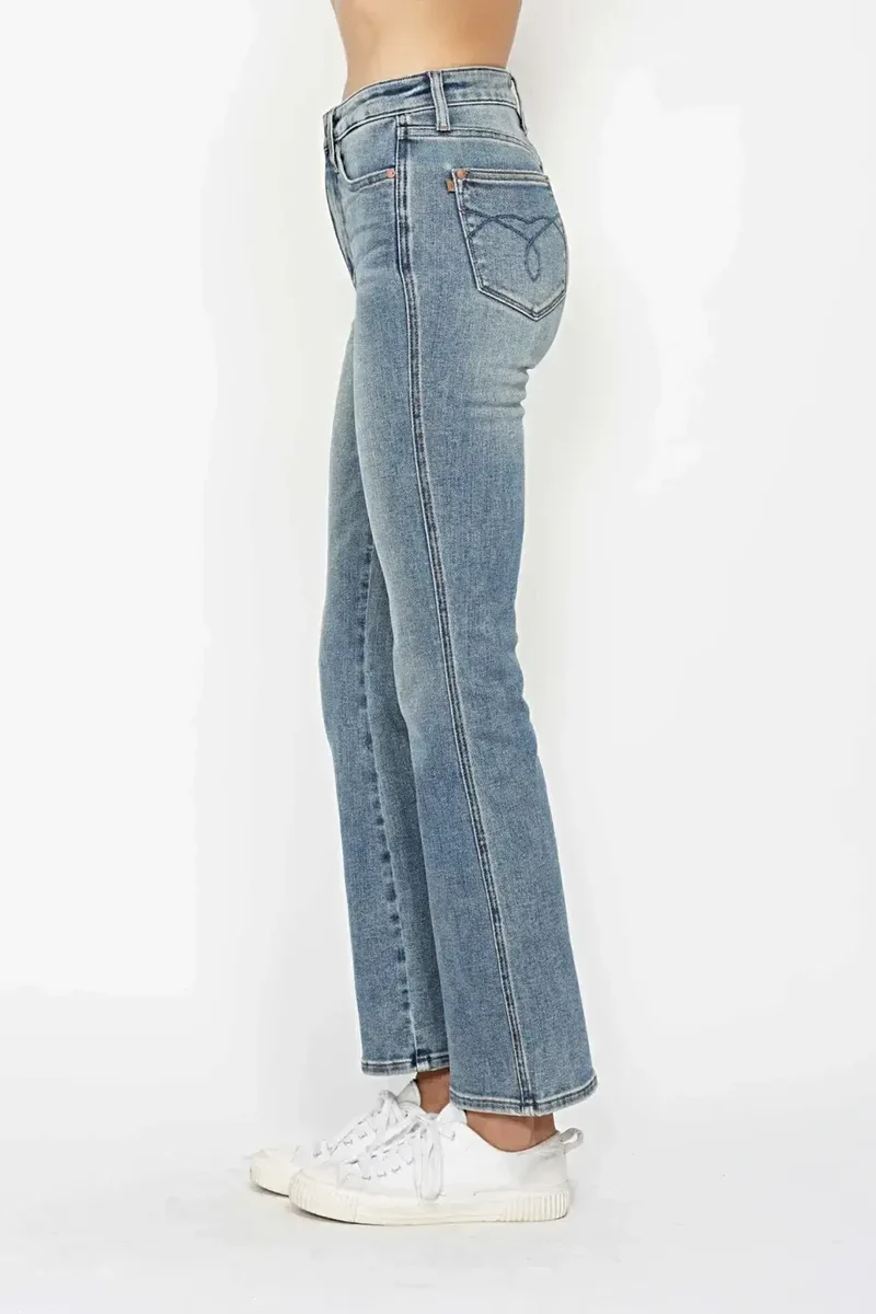 Judy Blue Plus Size jeans met buikcorrectie, geborduurde achterzakken en bootcut model.