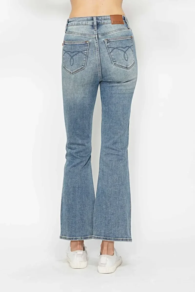 Judy Blue Plus Size jeans met buikcorrectie, geborduurde achterzakken en bootcut model.