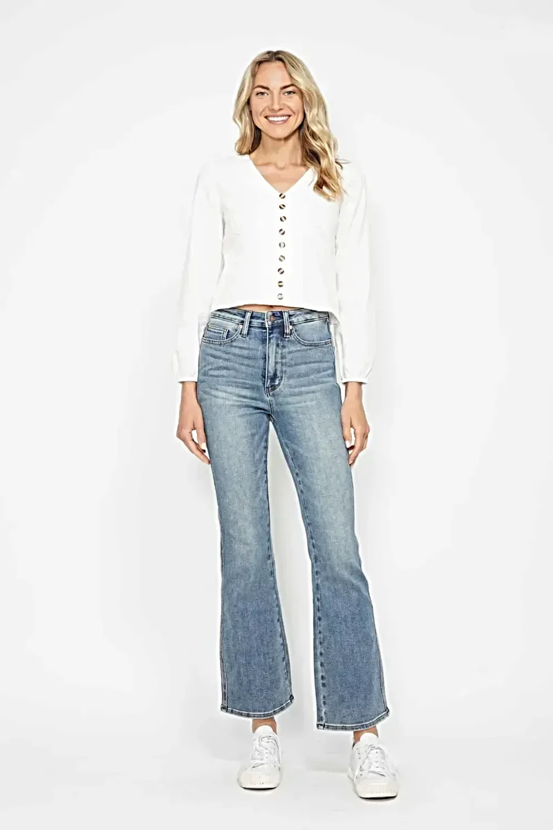 Judy Blue Plus Size jeans met buikcorrectie, geborduurde achterzakken en bootcut model.