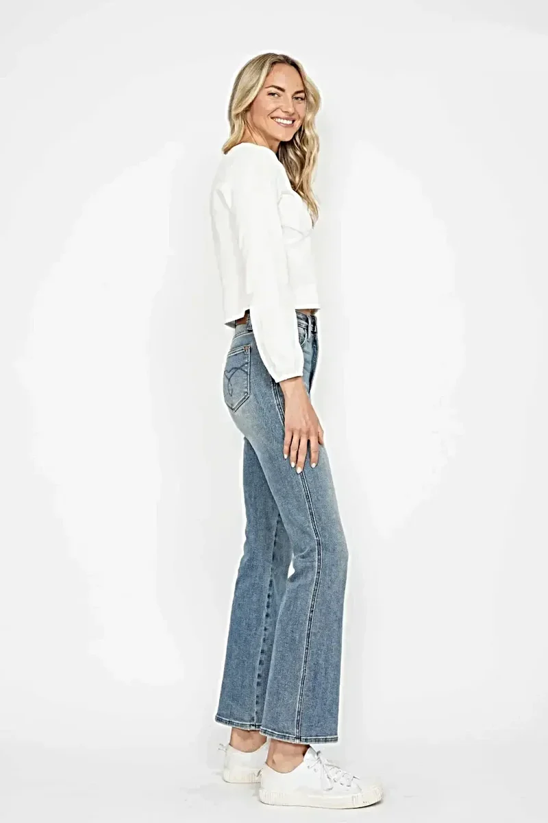 Judy Blue Plus Size jeans met buikcorrectie, geborduurde achterzakken en bootcut model.