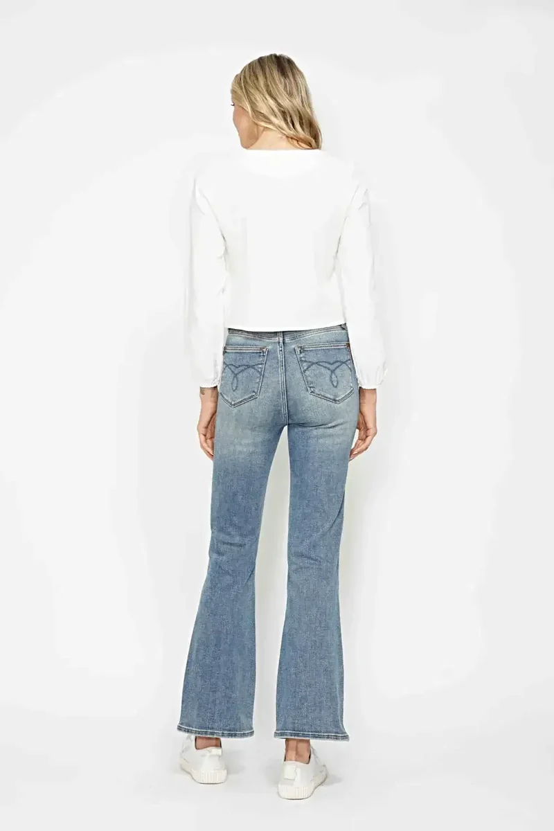 Judy Blue Plus Size jeans met buikcorrectie, geborduurde achterzakken en bootcut model.