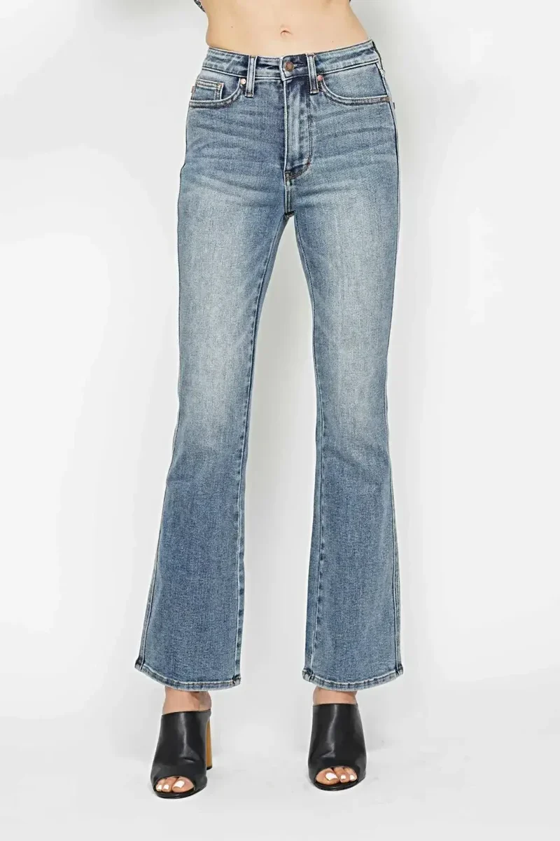 Judy Blue Plus Size jeans met buikcorrectie, geborduurde achterzakken en bootcut model.