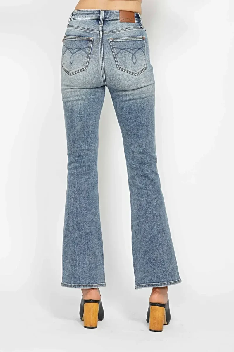Judy Blue Plus Size jeans met buikcorrectie, geborduurde achterzakken en bootcut model.