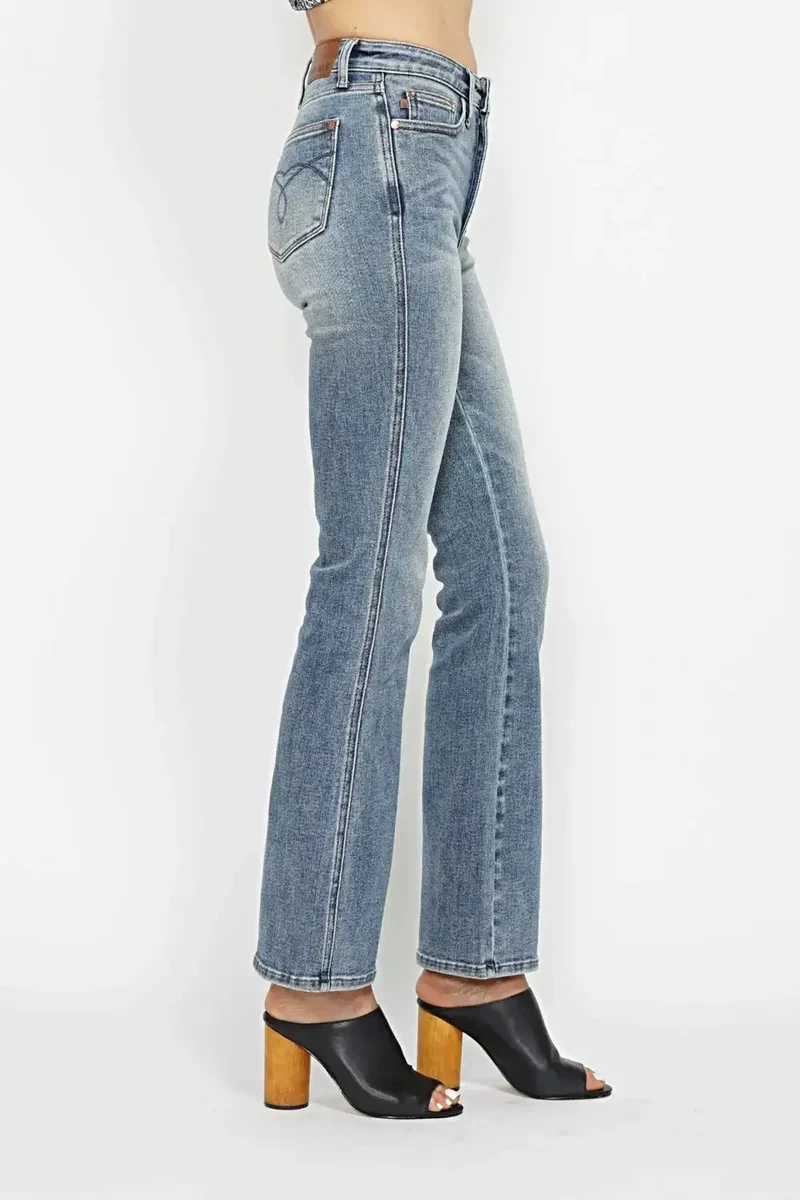 Judy Blue Plus Size jeans met buikcorrectie, geborduurde achterzakken en bootcut model.